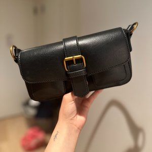<3 BRANDY MELVILLE BLACK FAUX LEATHER SHOULDER PURSE <3